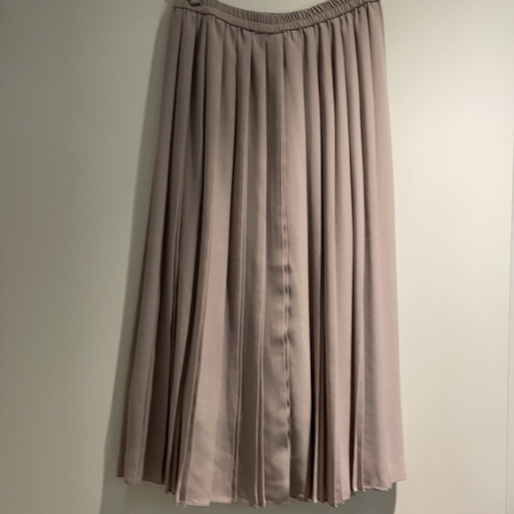 Uniqlo pleated Long Skirt - Picture 2 of 3